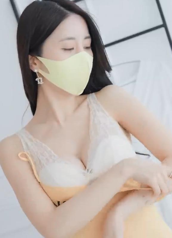 传奇身材杀疯了！赛车模特玫瑰火辣比基尼+内衣直拍Lookbook