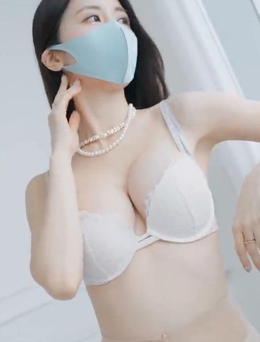 纯白连衣裙×玫瑰内衣Lookbook