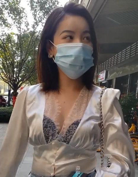 极品街拍《牛仔短裙肉丝美眉》001