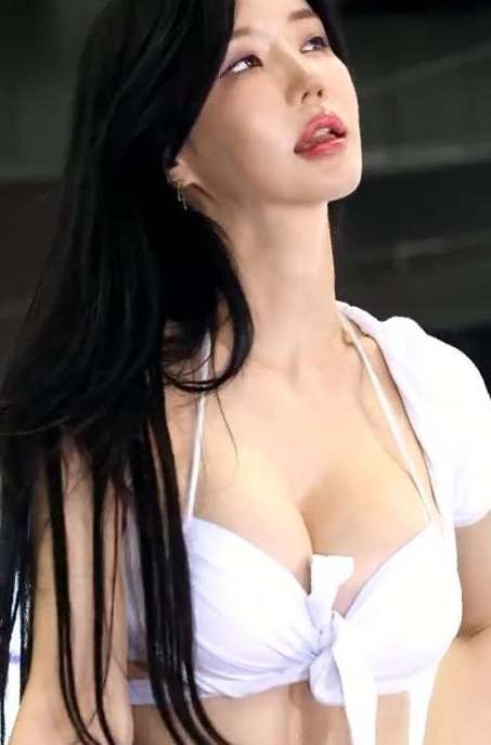 赛车女神Min Hanna闪耀2024首尔改装车展