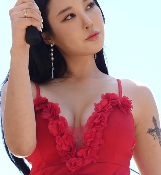 240515 模特李知恩 - 红裙 [2024 GT汽车嘉年华]