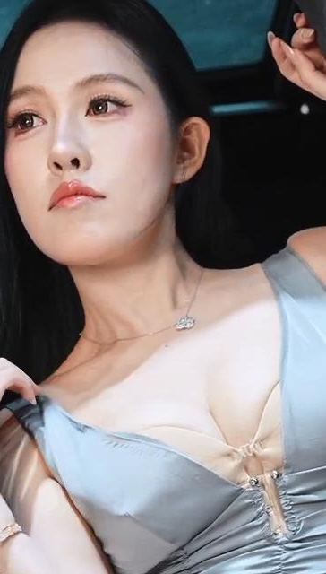 2025广州国际车展4K直拍 - 性感赛车模特短裙热舞 Showgirl 18